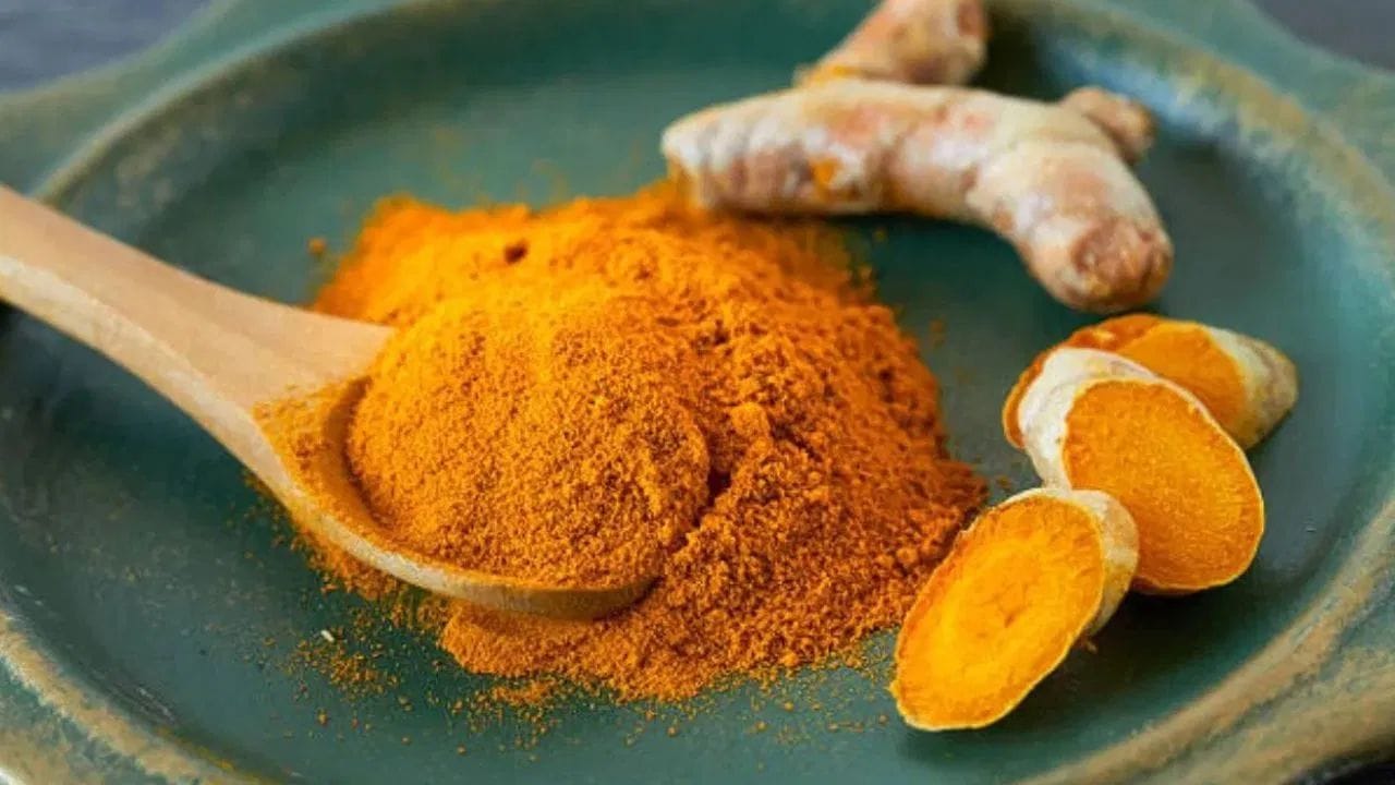 હળદરના ઊંચા ભાવ (Turmeric Prices Hike Reason) પાછળનું સૌથી મોટું કારણ પાક સાથે સંબંધિત છે. દેશમાં વર્ષ 2026 ના પાક માટે હળદરના વાવેતર હેઠળનો વિસ્તાર લગભગ 15-20% વધ્યો છે પરંતુ મહારાષ્ટ્રના ઘણા વિસ્તારોમાં કમોસમી વરસાદથી ઉત્પાદનની ગુણવત્તાને નુકસાન થયું છે. સાંગલી, નાંદેડ અને હિંગોલી જેવા વિસ્તારોમાં પાણી ભરાવા અને રોગોના કારણે ઉત્પાદન પર લગભગ 10-15% અસર પડી છે. આનાથી સારી ક્વોલિટીની હળદરની માંગ અને ભાવ બંનેમાં વધારો થયો છે.