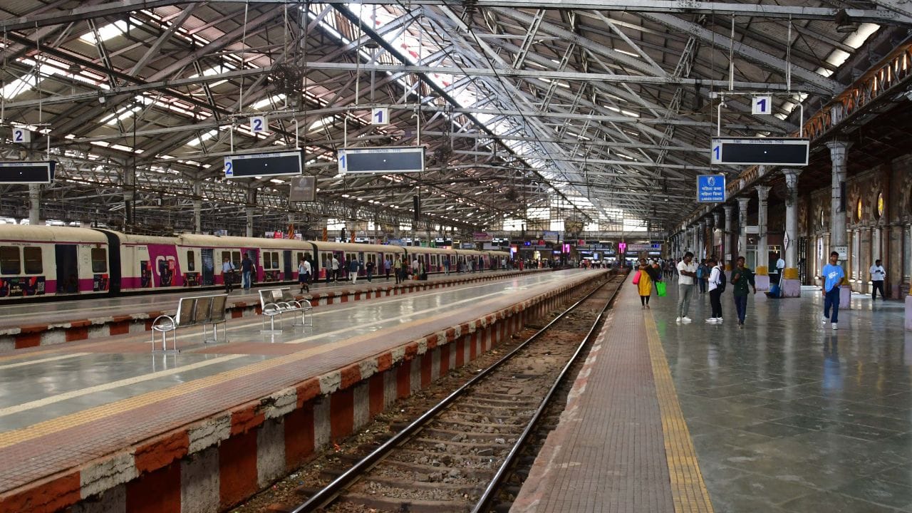 મહારાષ્ટ્રના મુંબઈમાં આવેલું આ સ્ટેશન માત્ર એક રેલવે સ્ટેશન જ નહીં પણ એક ઐતિહાસિક સ્મારક પણ છે. આના ઐતિહાસિક અને સ્થાપત્ય મહત્વને ધ્યાનમાં રાખીને, તેને જુલાઈ 2004 માં યુનેસ્કો વર્લ્ડ હેરિટેજ સાઇટ જાહેર કરવામાં આવ્યું હતું.