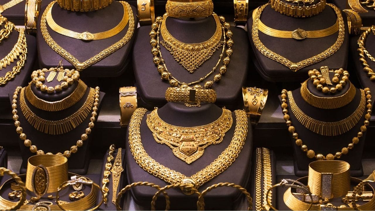 ANZ માને છે કે આવતા વર્ષના મધ્ય સુધીમાં સોનું $4,600 પ્રતિ ઔંસ સુધી પહોંચી જશે. DSP મેરિલ લિંચ પણ માને છે કે સોનાની તેજી હજુ સુધી સમાપ્ત થઈ નથી.