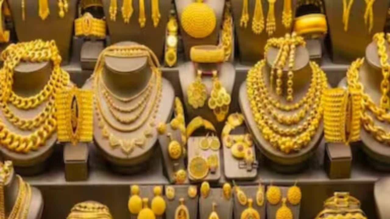 વૈશ્વિક સ્તરે, સોનાનો હાજર ભાવ ઔંસ દીઠ $3,996.93 પર પહોંચી ગયો છે. ગોલ્ડમેન સૅક્સનો અંદાજ છે કે ડિસેમ્બર 2026 સુધીમાં સોનું $4,900 પ્રતિ ઔંસ સુધી પહોંચી જશે.