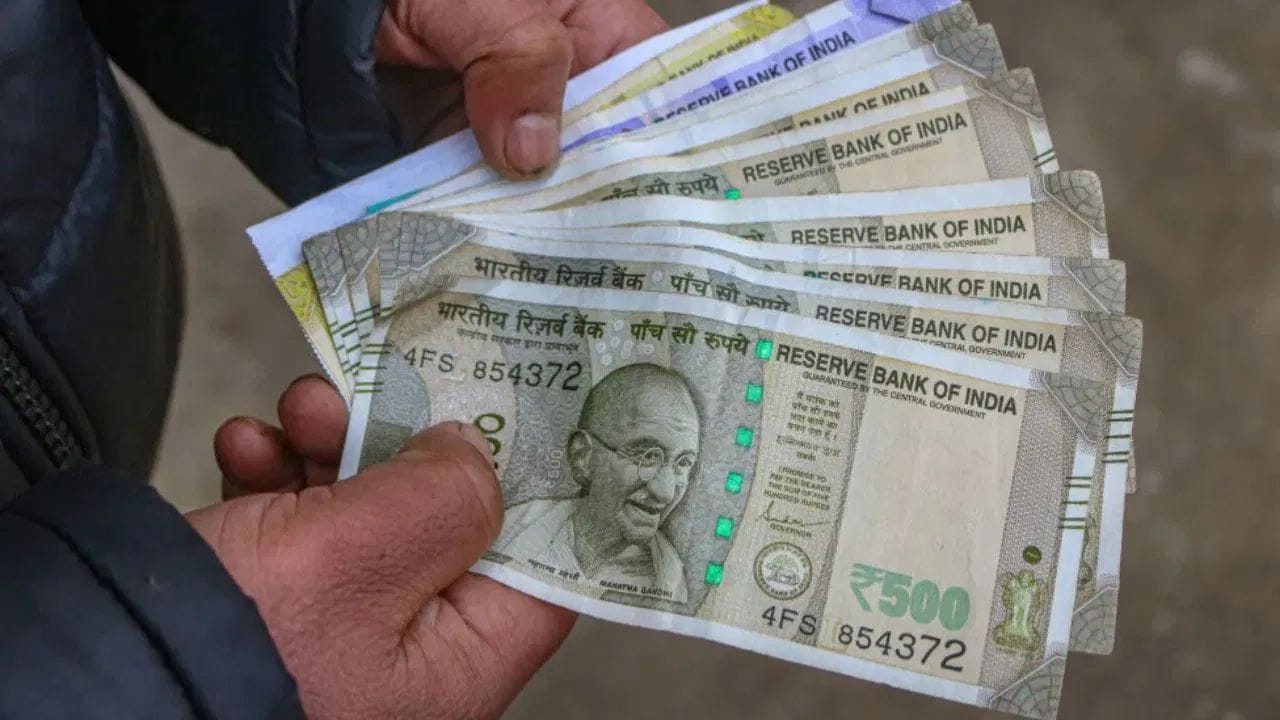 સામાન્ય રીતે ગ્રેચ્યુઇટી માટે 5 વર્ષની સતત સેવા જરૂરી માનવામાં આવે છે. પરંતુ જો તમારી કંપનીમાં 5 દિવસનું કામકાજ (Work Week) હોય તો તમે 4 વર્ષ અને 190 દિવસ પૂર્ણ કર્યા બાદ પણ ગ્રેચ્યુઇટી માટે પાત્ર બની જાઓ છો. અને જો કંપનીમાં 6 દિવસ કામકાજ હોય તો આ મર્યાદા 4 વર્ષ અને 240 દિવસ રહે છે. એટલે 5 વર્ષ પૂરાં ન થયા હોવા છતાં પણ આ નિયમ મુજબ તમને ગ્રેચ્યુઇટીનો હક મળી શકે છે.