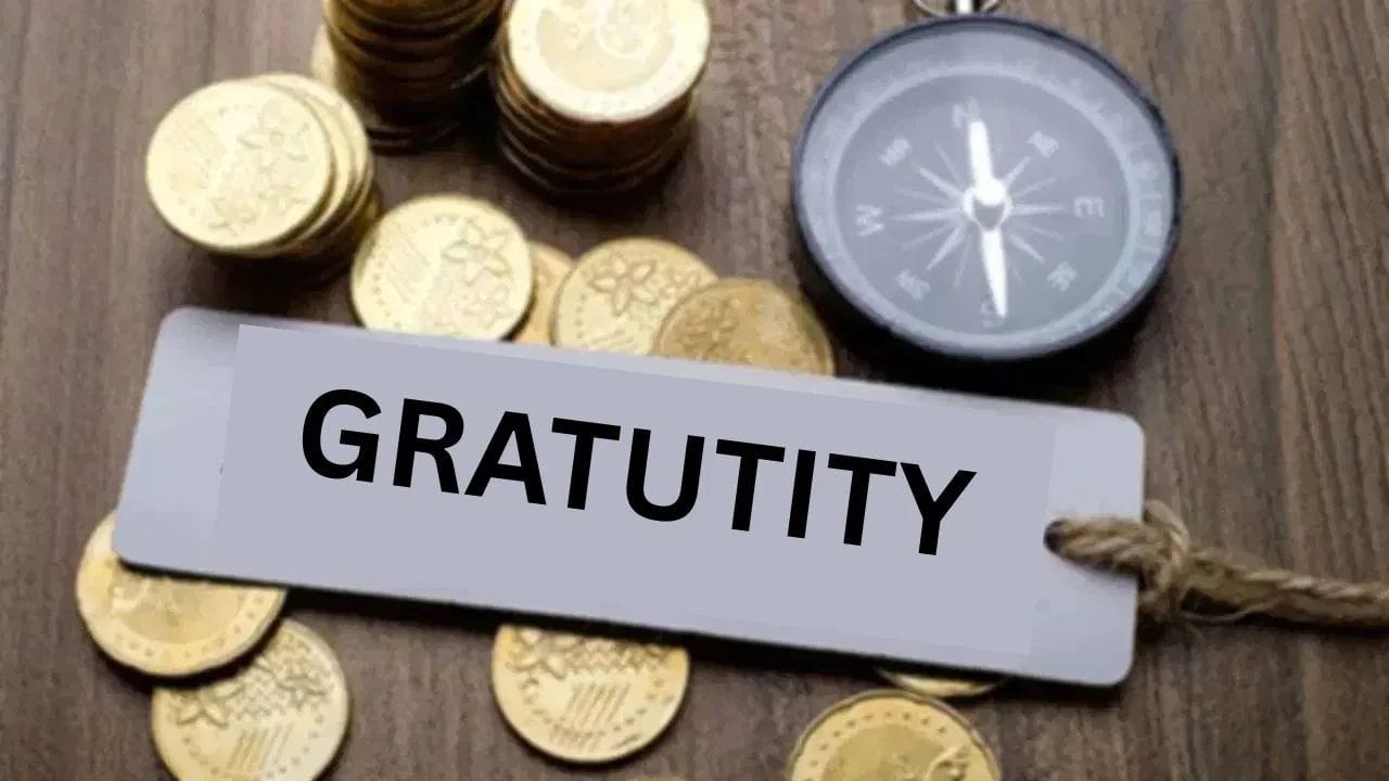 જો કોઈ કર્મચારી નોકરી દરમિયાન મૃત્યુ પામે છે, અથવા ગંભીર અકસ્માત/બીમારીને કારણે કાયમી ધોરણે અપંગ થઈ જાય છે, તો ગ્રેચ્યુઈટી તાત્કાલિક ચૂકવવામાં આવે છે. 5 વર્ષનો રાહ જોવાનો સમયગાળો નથી. આ નિયમ એ સુનિશ્ચિત કરવા માટે બનાવવામાં આવ્યો છે કે પરિવારોને આર્થિક મુશ્કેલીનો સામનો ન કરવો પડે અને તેમના હક તાત્કાલિક મળે.