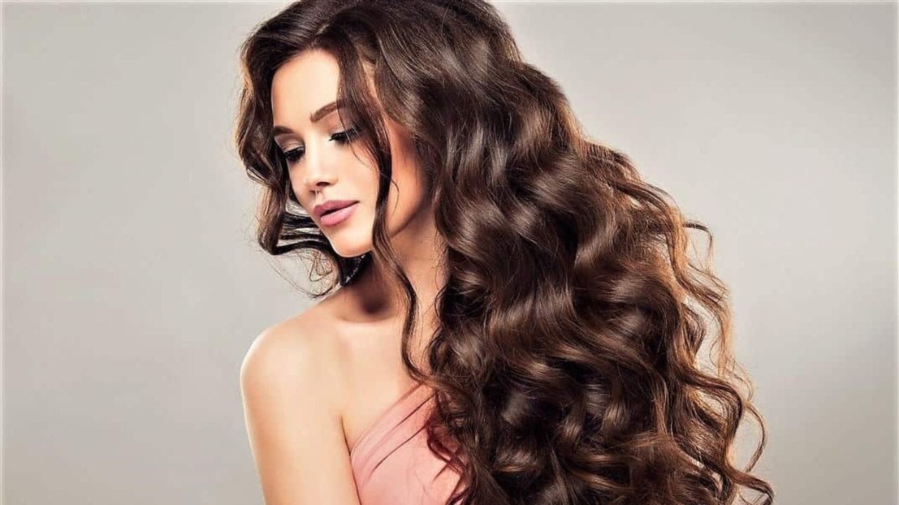 આજના ભાગદોડભર્યા જીવનમાં લોકો ઘણીવાર પોતાના વાળની ​​સંભાળ રાખવાનું ભૂલી જાય છે. ધૂળ અને પ્રદૂષણ પણ વાળને સૌથી વધુ અસર કરે છે. સામાન્ય રીતે, લોકો વાળ ધોવા માટે ફક્ત શેમ્પૂ અને કન્ડિશનરનો ઉપયોગ કરે છે. પરંતુ જો તમે જાપાની રીતે વાળ ધોશો, તો તમને ફરક દેખાશે. આ આર્ટિકલમાં ચાલો લોકપ્રિય જાપાની વાળ ધોવાની પદ્ધતિ વિશે જાણીએ.
