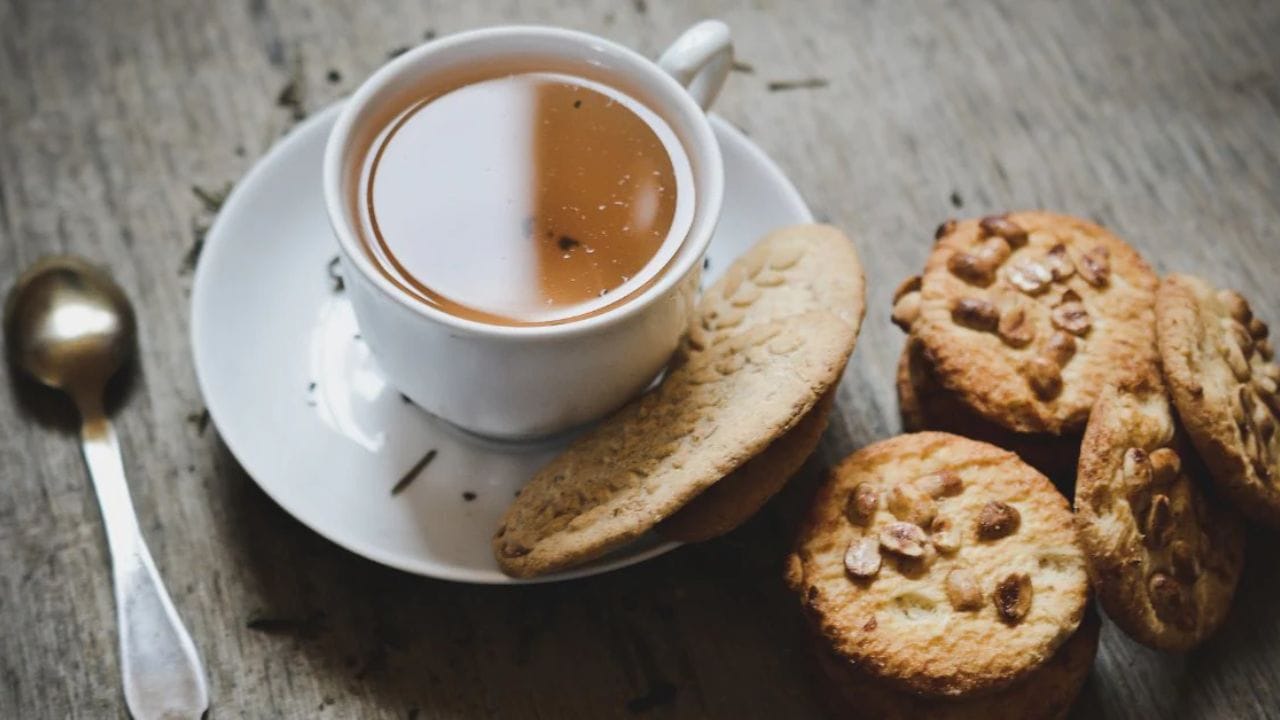 આરોગ્ય નિષ્ણાતો શું કહે છે?: ડાયેટિશિયન ગીતિકા ચોપરા સમજાવે છે કે ચા-બિસ્કિટનું મિશ્રણ હોર્મોનલ સ્વાસ્થ્યના દૃષ્ટિકોણથી ખૂબ જ ખતરનાક છે. કારણ કે મોટાભાગના બિસ્કિટ રિફાઇન્ડ લોટ, રિફાઇન્ડ ખાંડ અને બિનઆરોગ્યપ્રદ ચરબીથી બનાવવામાં આવે છે. તેથી તેને ચા સાથે ખાવાથી બ્લડ સુગરમાં અચાનક વધારો થઈ શકે છે. વધુમાં તે ચામાં કેફીન વધારે છે, જે તેને વધુ શાર્પ બનાવે છે.