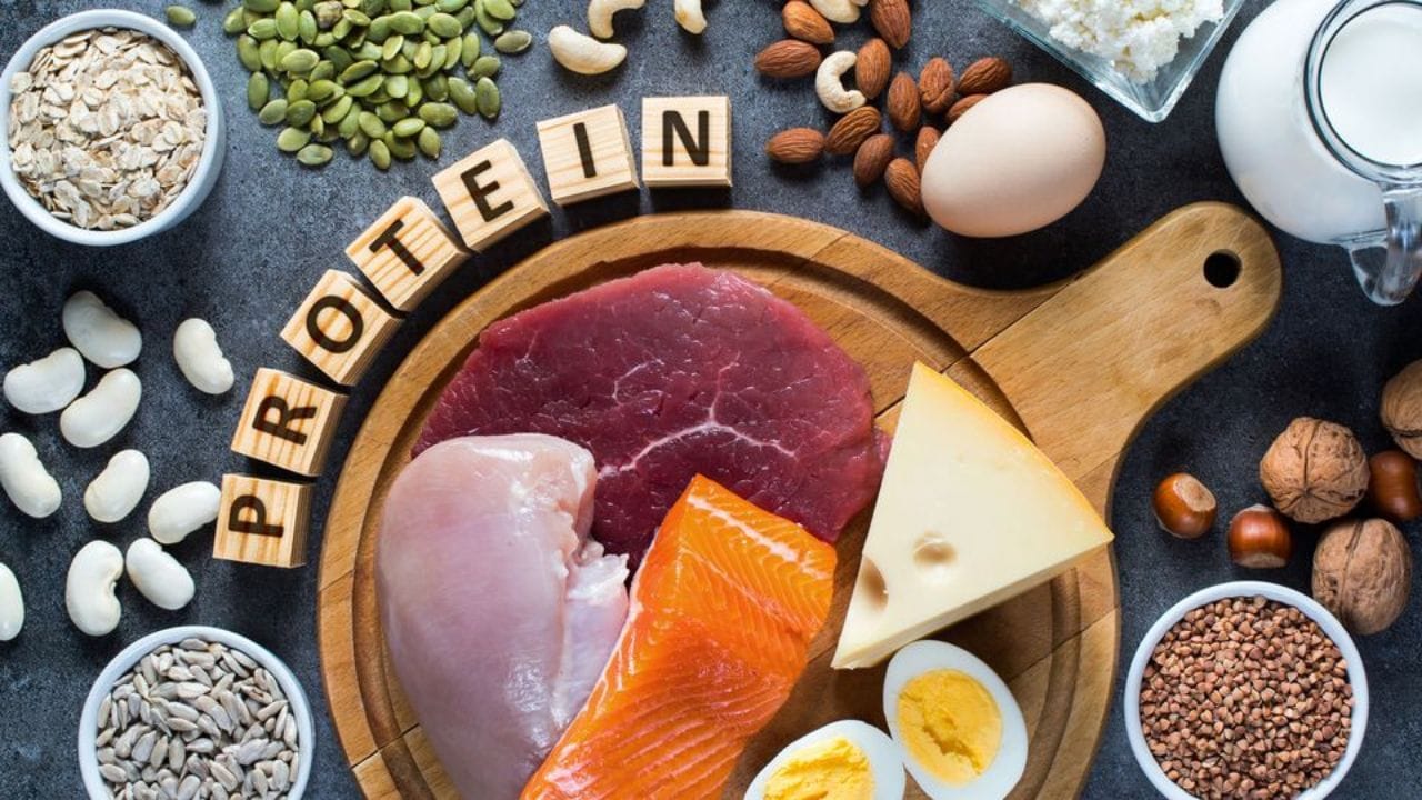 જો તમને પહેલાથી જ કિડનીની સમસ્યા હોય તો ઉચ્ચ પ્રોટીનયુક્ત ખોરાક સ્થિતિને વધુ ખરાબ કરી શકે છે. લાંબા સમય સુધી વધુ પડતું પ્રોટીન ખાવાથી ડિહાઇડ્રેશન વધી શકે છે અને યુરિક એસિડનું લેવલ વધી શકે છે. કેટલાક લોકોમાં તે કિડનીમાં પથરીનું જોખમ પણ વધારે છે. તેથી ડૉક્ટર અથવા ન્યુટ્રિશનની સલાહ લીધા વિના હાઈ પ્રોટીનયુક્ત ખોરાક અને સપ્લીમેન્ટનું સેવન કરવું યોગ્ય નથી.
