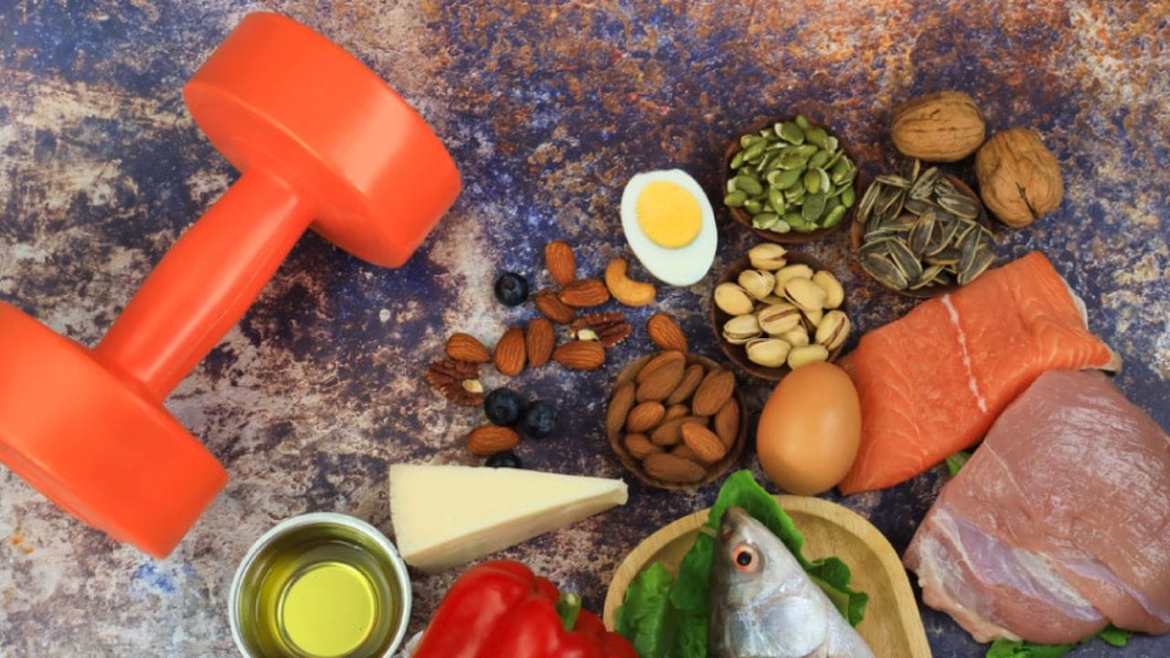 કેટલું પ્રોટીન જરૂરી છે?: શરીરને કેટલી પ્રોટીનની જરૂર છે તે ઉંમર, વજન, શારીરિક પ્રવૃત્તિ અને સ્વાસ્થ્ય પર આધાર રાખે છે. સામાન્ય રીતે એક સ્વસ્થ વ્યક્તિને શરીરના વજનના કિલોગ્રામ દીઠ મર્યાદિત માત્રામાં પ્રોટીનની જરૂર હોય છે. કઠોળ, દૂધ, દહીં, ચીઝ, ઈંડા અને બદામ જેવા કુદરતી ખોરાકમાંથી પ્રોટીન મેળવવું બેસ્ટ છે.
