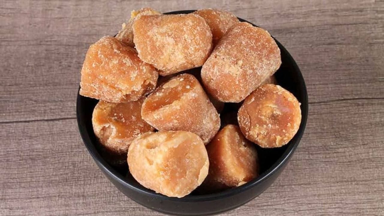 identify spoiled jaggery