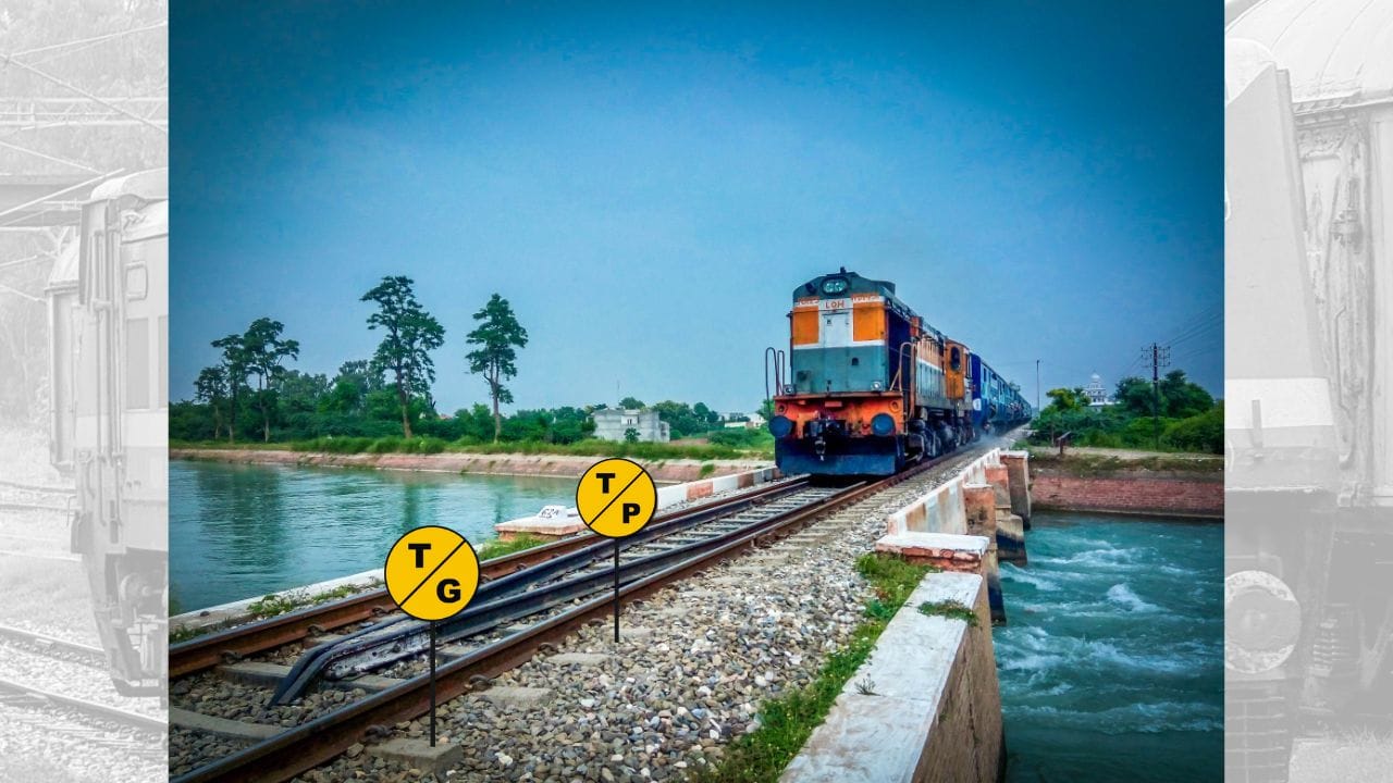 મુસાફરોને માર્ગદર્શન અને સુરક્ષા માટે ભારતીય રેલવે વિવિધ પ્રકારના સૂચક બોર્ડ સ્થાપિત કરે છે. આ બોર્ડ પર દર્શાવેલા ખાસ કોડ્સ દ્વારા મુસાફરોને જરૂરી જાણકારી મળે છે. આ સૂચનાઓ માત્ર મુસાફરો માટે જ નહીં, પરંતુ ટ્રેન ચલાવતા લોકો પાઇલટ્સ માટે પણ અત્યંત મહત્વની હોય છે. ઉદાહરણ તરીકે, રેલવે ટ્રેક પાસે લખાયેલું C/Fa કોડ લોકો પાઇલટને સૂચવે છે કે આગળ લેવલ ક્રોસિંગ ગેટ આવેલો છે અને ત્યાં હોર્ન વગાડવો જરૂરી છે. તેવી જ રીતે W/L જેવા અન્ય કોડ્સ પણ હોય છે, જે સામાન્ય લોકો માટે સમજવા મુશ્કેલ હોય છે, પરંતુ રેલવે સ્ટાફ માટે ખાસ અર્થ ધરાવે છે. (Credits: - Canva)