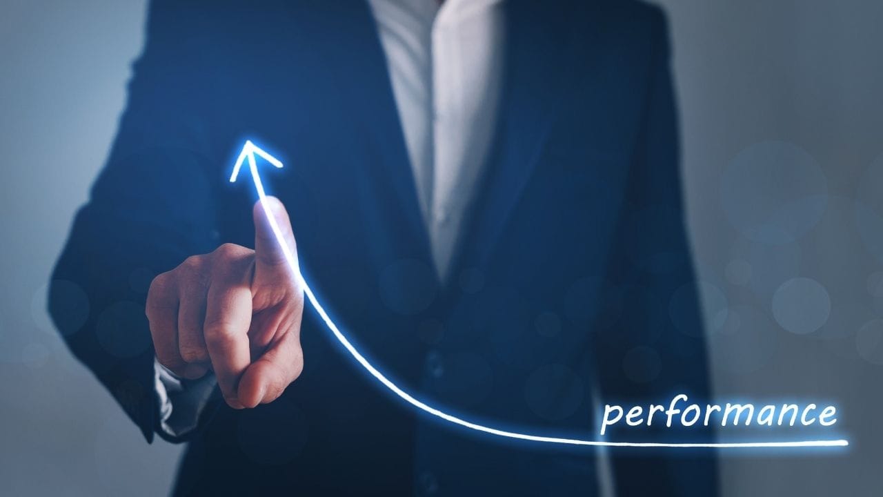 આ ઉપરાંત, બજારમાં શેરની અછત અને શોર્ટ સ્ક્વિઝે પણ તેજીને બળ આપ્યું. અહેવાલો મુજબ, એક મોટી બેંકે શોર્ટ સેલર્સને આપેલા શેર અચાનક પાછા ખેંચી લીધા હતા. પરિણામે, શેરના ભાવ ઘટશે એવી આશા રાખનાર ટ્રેડર્સમાં ગભરાટ ફેલાયો. નુકસાન ઘટાડવા માટે તેમણે ઊંચા ભાવે શેર ખરીદવાનું શરૂ કર્યું, જેને કારણે માંગ વધીને ભાવોમાં તીવ્ર ઉછાળો આવ્યો. આ પરિસ્થિતિને બજારની ભાષામાં “શોર્ટ સ્ક્વિઝ” કહેવામાં આવે છે.