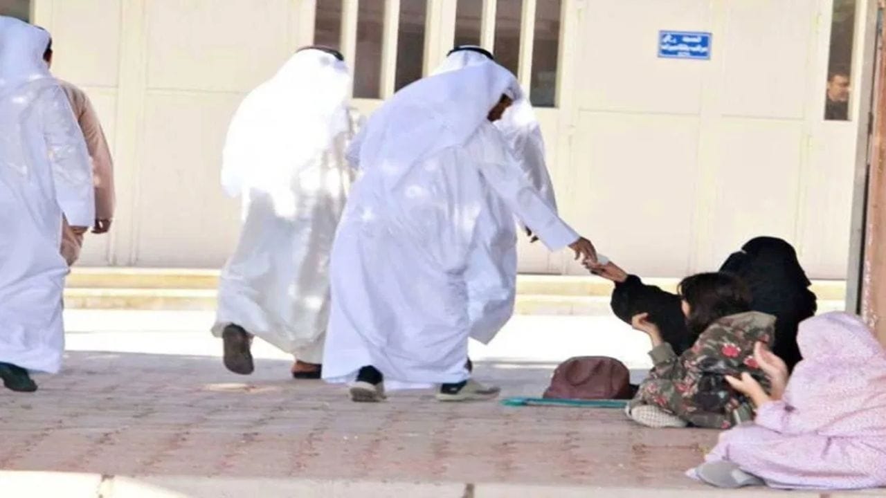 આંતરરાષ્ટ્રીય મંચ પર પાકિસ્તાન માટે શરમનો એક નવો યુગ શરૂ થયો છે. તાજેતરના અહેવાલો દર્શાવે છે કે, વિદેશમાં ભીખ માંગવાની સમસ્યા હવે ફક્ત વ્યક્તિગત મજબૂરી નથી રહી પરંતુ એક સંગઠિત 'આંતરરાષ્ટ્રીય સિન્ડિકેટ' બની ગઈ છે. આ મુદ્દાએ માત્ર સાઉદી અરેબિયા અને યુએઈ જેવા મિત્ર દેશો સાથેના સંબંધોમાં તણાવ જ નથી કર્યો પરંતુ પાકિસ્તાની સંસદને કડક કાયદા ઘડવાની પણ ફરજ પાડી છે.