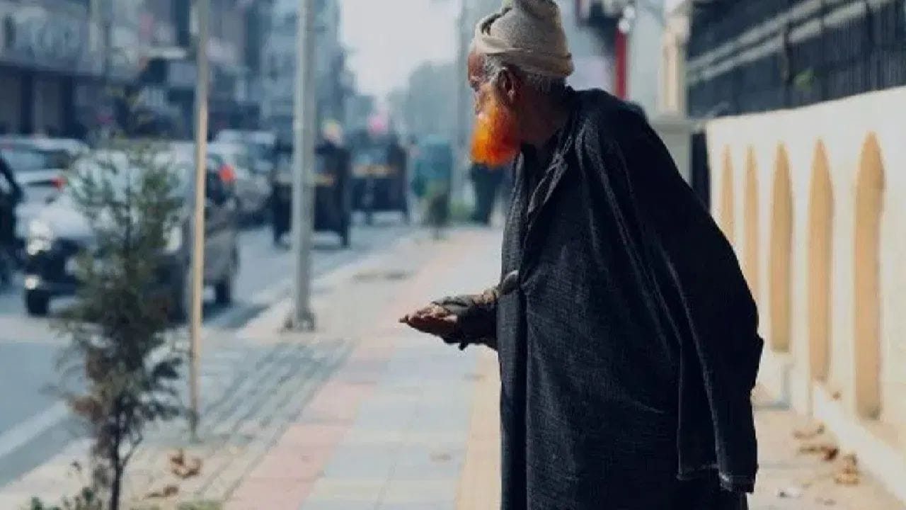 વધુમાં એજન્ટોનું એક નેટવર્ક આ પાકિસ્તાનીઓને તેમની ભીખ માંગવાની કમાણીના નોંધપાત્ર ભાગના બદલામાં વિઝા અને ટિકિટ પ્રદાન કરે છે. આ ઘટના અંગે પાકિસ્તાન સરકારે દાવો કર્યો છે કે, વર્ષ 2025 માં કંબોડિયા ગયેલા 24,000 પાકિસ્તાનીઓમાંથી 12,000 પાછા ફર્યા નથી, જ્યારે મ્યાનમાર ગયેલા 4,000 માંથી 2,500 લોકો ગુમ છે. અધિકારીઓને ડર છે કે, આ ગુમ થયેલા લોકો માનવ તસ્કરી, સાયબર ક્રાઇમ અથવા આંતરરાષ્ટ્રીય ભીખ માંગતી ગેંગનો શિકાર બન્યા હશે.