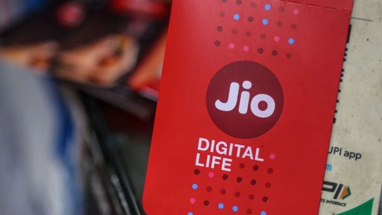 હકીકતમાં, મોબાઇલ રિચાર્જ પ્લાન વધુ મોંઘા થયા હોવાથી, વપરાશકર્તાઓમાં લાંબી વેલિડિટી પ્લાનની માંગ પણ વધી છે. બદલાતી ગ્રાહક પસંદગીઓના પ્રતિભાવમાં, જિયોએ તેના પોર્ટફોલિયોમાં પણ નોંધપાત્ર ફેરફારો કર્યા છે.