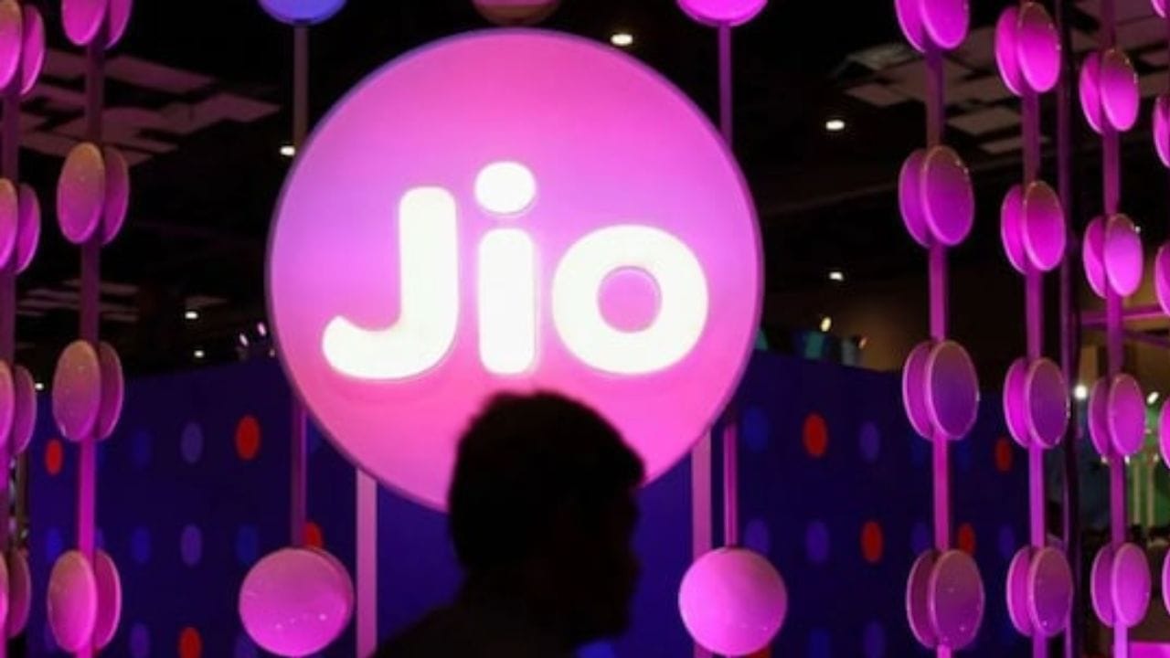Jio આ પ્લાન સાથે તેના ગ્રાહકોને કેટલાક વધારાના ફાયદા પણ આપે છે. તમને બે મહિના માટે Jio Home કનેક્શનનો મફત ટ્રાયલ મળે છે. વધુમાં, તમને ત્રણ મહિના માટે Jio Hotstar નું મફત સબ્સ્ક્રિપ્શન પણ મળે છે. જો તમે ટીવી ચેનલો જુઓ છો, તો તમને Jio TV ની ઍક્સેસ પણ મળે છે. Jio ગ્રાહકોને 18 મહિના માટે 35,100 રૂપિયાના Google Gemini Pro AI નું મફત સબ્સ્ક્રિપ્શન પણ આપે છે.