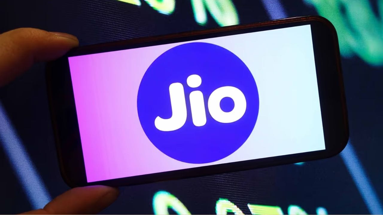 કંપનીએ તેની યાદીમાં ટૂંકા ગાળાના પ્લાનની સંખ્યા ઘટાડી છે. હવે, તમને જિયોની યાદીમાં વધુ પ્લાન મળશે, જેની વેલિડિટી અવધિ ૫૬ દિવસ, 70 દિવસ, 84 દિવસ, 90 દિવસ, 200 દિવસ, 336 દિવસ અને 365 દિવસ છે.