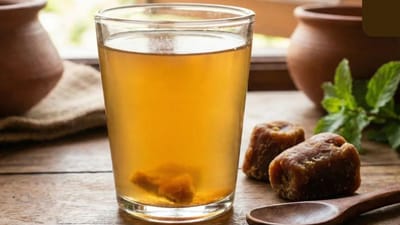 ગોળ માત્ર સ્વાદિષ્ટ જ નથી પણ ઘણા ફાયદાકારક તત્વોથી ભરપૂર છે. તેમાં ઘણા એન્ટીઑકિસડન્ટો હોય છે જે સ્વાસ્થ્ય માટે ફાયદાકારક છે. આનું કારણ એ છે કે તે શેરડીના રસમાંથી બનાવવામાં આવે છે. તેની મીઠાશ સ્વાસ્થ્યને નુકસાન કરતી નથી, તેથી ઘણા લોકો ભોજન પછી ગોળ ખાવાનું પસંદ કરે છે. જો તમે થોડા દિવસ પાણીમાં ગોળ ભેળવીને પીવો છો તો તેનાથી શું થશે? ચાલો જાણીએ ફાયદા