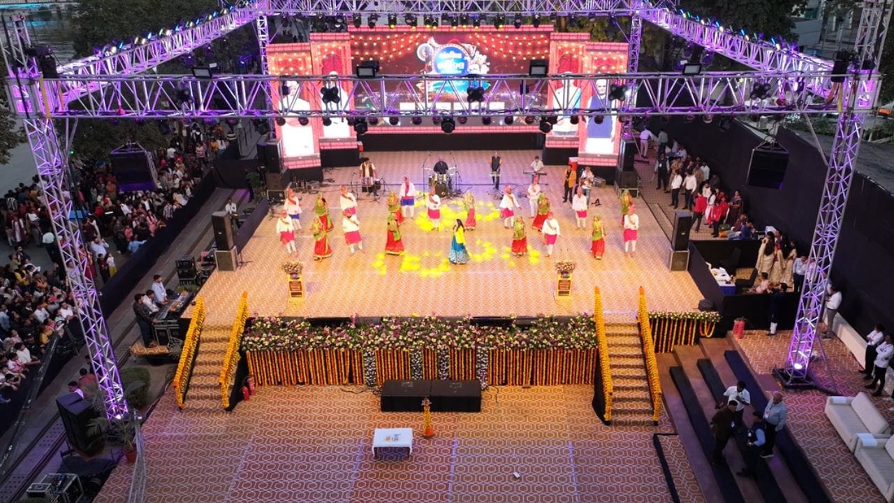 કાર્નિવલના પ્રથમ દિવસે કાંકરિયા પરિસર સાંસ્કૃતિક કાર્યક્રમો, સંગીત અને નૃત્યની રંગબેરંગી રજૂઆતો, ફૂડ ઝોન તથા બાળકો માટેની વિવિધ મનોરંજક પ્રવૃત્તિઓથી ઉત્સવમય બન્યું હતું. પરિવાર સાથે આવેલા નાગરિકો, યુવાનો અને પ્રવાસીઓએ અહીં મનોરંજન સાથે શહેરની સંસ્કૃતિનો જીવંત અનુભવ કર્યો. 