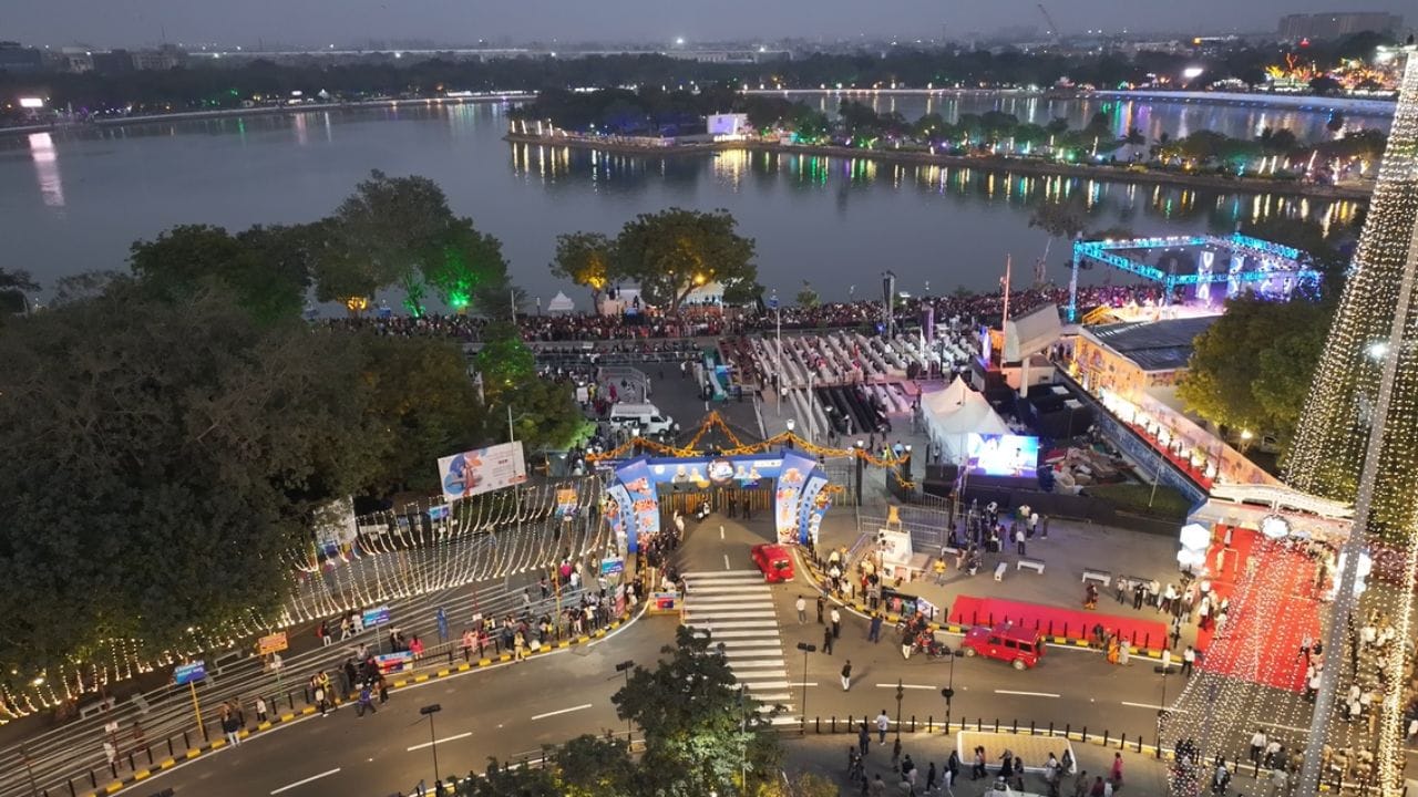 સાથે સાથે દેશભક્તિના ગીતોની ઝંકાર સાથે રજૂ કરાયેલ લાઇટ અને સાઉન્ડ શોએ શહેરીજનોને મંત્રમુગ્ધ કરી દીધા. કાર્નિવલ અંતર્ગત યોજાયેલા સાંસ્કૃતિક કાર્યક્રમમાં પ્રખ્યાત લોકગાયક કીર્તિદાન ગઢવીએ પોતાની રજૂઆતથી સમગ્ર માહોલમાં રંગ ભરી દીધો હતો.