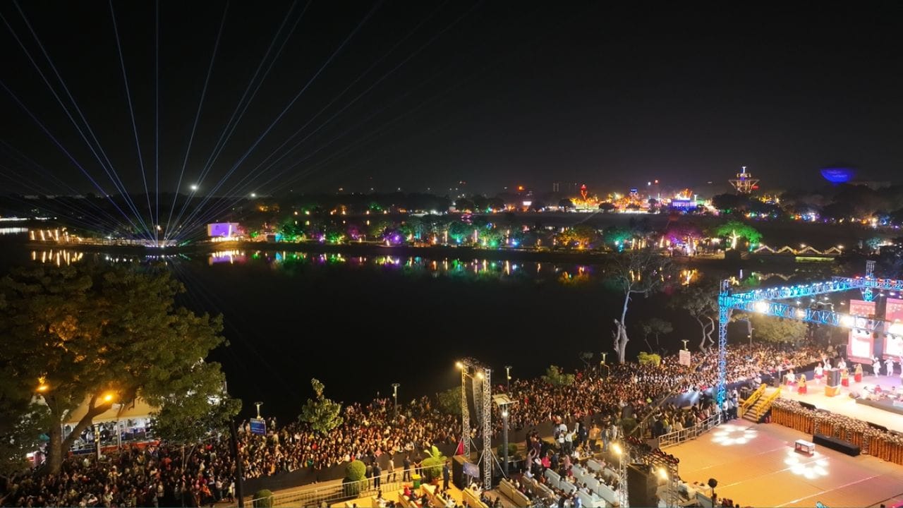 આ વિશેષ અવસરે ડ્રોન શો પણ યોજાયો હતો. લોકલ ટુ ગ્લોબલ, કોમનવેલ્થ ગેમ્સ, ઓલિમ્પિક્સ, ક્લીન સિટી, અટલજી તેમજ શોપિંગ ફેસ્ટિવલ જેવા વિવિધ વિષયો પર રચાયેલ ડ્રોન આકારોએ દર્શકોમાં ભારે ઉત્સાહ જગાવ્યો હતો. 