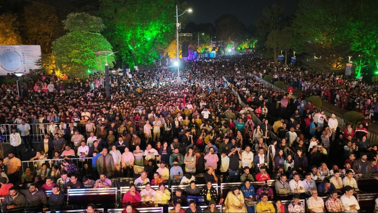 કાર્નિવલના પ્રથમ જ દિવસે નાગરિકો અને પ્રવાસીઓ તરફથી જોરદાર પ્રતિસાદ જોવા મળ્યો હતો. સત્તાવાર આંકડા મુજબ, પહેલા જ દિવસે કુલ 1,31,255 મુલાકાતીઓએ કાર્નિવલની મુલાકાત લીધી હતી.