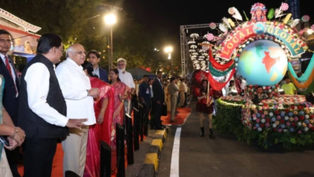 અમદાવાદ મ્યુનિસિપલ કોર્પોરેશન દ્વારા આયોજિત કાંકરિયા કાર્નિવલ–2025નો ભવ્ય પ્રારંભ ગઈકાલે 25 ડિસેમ્બરે મુખ્યમંત્રી ભૂપેન્દ્ર પટેલના હસ્તે કરવામાં આવ્યો.