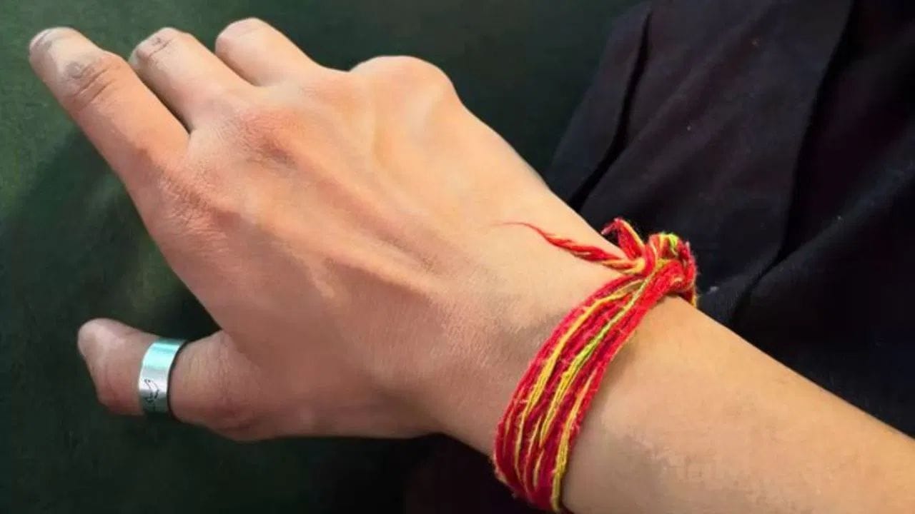 ઘણા લોકો નાડાછડીને લાંબા સમય સુધી બાંધી રાખે છે, પરંતુ આવું ન કરવું જોઈએ. જ્યારે  નાડાછડી તેનો રંગ ગુમાવે છે અથવા તો તેના દોરા તૂટવા લાગે છે, ત્યારે તેને ખોલવી દેવી જોઈએ. તેમજ 21 દિવસ સુધી કોઈપણ નાડાછડીને તમે બાંધી રાખી શકો છો તે બાદ કાઢી નાખવી જોઈએ કારણ કે 21 દિવસ પછી તેના શુભ પ્રભાવો ખતમ થઈ જાય છે. 