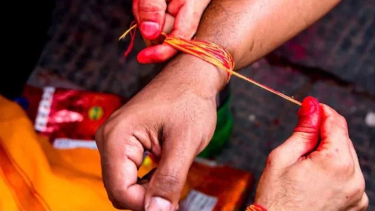 ધાર્મિક માન્યતાઓ અનુસાર, પુરુષો અને અપરિણીત સ્ત્રીઓએ રક્ષાસૂત્રને તેમના જમણા હાથ પર બાંધવું જોઈએ, જ્યારે પરિણીત સ્ત્રીઓએ તેને ડાબા હાથ પર બાંધવું જોઈએ. દક્ષિણા (ભેટ) બંધ મુઠ્ઠીમાં રાખવી જોઈએ, અને આ દક્ષિણા પવિત્ર દોરો બાંધનાર વ્યક્તિને આપવી જોઈએ.