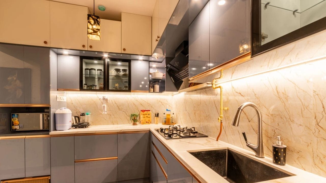 વાસ્તુ શાસ્ત્ર ઘરના દરેક ખૂણાનું વર્ણન કરે છે. દરેક વસ્તુ ક્યાં રાખવી, અને કયા રૂમમાં અને કઈ દિશામાં રાખવી, તેનો ઘરના વાસ્તુ પર ઊંડો પ્રભાવ પડે છે. ધ્યાનમાં રાખો કે રસોડું સકારાત્મક ઉર્જાના સૌથી વધુ પ્રવાહનો સ્ત્રોત છે. તેથી, ઘરનું વાસ્તુ હંમેશા સારું હોવું ખૂબ જ મહત્વપૂર્ણ છે. આ પ્રાપ્ત કરવા માટે, કેટલીક બાબતો ધ્યાનમાં રાખવી જોઈએ, જેમ કે રસોડાની દિવાલો પર કયા રંગોનો ઉપયોગ કરવો જોઈએ અથવા રસોડામાં કયા રંગો ટાળવા જોઈએ. આ શ્રેણીમાં, આપણે રસોડામાં કયા રંગોનો ઉપયોગ કરવો અને કયા રંગો ટાળવા જોઈએ તે જાણીએ.