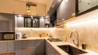 વાસ્તુ શાસ્ત્ર ઘરના દરેક ખૂણાનું વર્ણન કરે છે. દરેક વસ્તુ ક્યાં રાખવી, અને કયા રૂમમાં અને કઈ દિશામાં રાખવી, તેનો ઘરના વાસ્તુ પર ઊંડો પ્રભાવ પડે છે. ધ્યાનમાં રાખો કે રસોડું સકારાત્મક ઉર્જાના સૌથી વધુ પ્રવાહનો સ્ત્રોત છે. તેથી, ઘરનું વાસ્તુ હંમેશા સારું હોવું ખૂબ જ મહત્વપૂર્ણ છે. આ પ્રાપ્ત કરવા માટે, કેટલીક બાબતો ધ્યાનમાં રાખવી જોઈએ, જેમ કે રસોડાની દિવાલો પર કયા રંગોનો ઉપયોગ કરવો જોઈએ અથવા રસોડામાં કયા રંગો ટાળવા જોઈએ. આ શ્રેણીમાં, આપણે રસોડામાં કયા રંગોનો ઉપયોગ કરવો અને કયા રંગો ટાળવા જોઈએ તે જાણીએ.