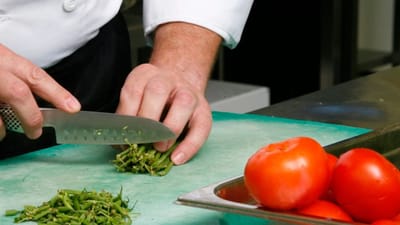 વાસ્તુ શાસ્ત્ર ઘરની દરેક નાની-મોટી વસ્તુનું મહત્વ સમજાવે છે. વાસ્તુ અનુસાર, દરરોજ ઉપયોગમાં લેવાતા છરી અને કાતર પણ ઘરની શાંતિ અને સુખને અસર કરે છે. જો તે ખોટી જગ્યાએ અથવા ખોટી રીતે મૂકવામાં આવે છે, તો તે ઘરમાં તણાવ, સંઘર્ષ અને નકારાત્મકતા વધારી શકે છે. તો, ચાલો છરીઓ અને કાતર સંબંધિત કેટલાક મહત્વપૂર્ણ વાસ્તુ નિયમો જાણીએ