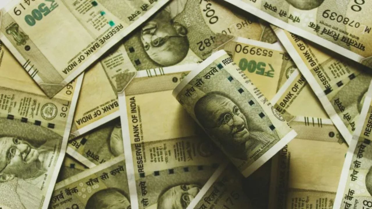 ગુરુવાર અને શનિવારે સાંજે પૈસા ઉછીના ન આપવા જોઈએ. જો તમે ભૂલથી પણ આવું કરો છો, તો તમને લેણદાર પાસેથી પૈસા પાછા મેળવવામાં ઘણી મુશ્કેલીઓનો સામનો કરવો પડી શકે છે.