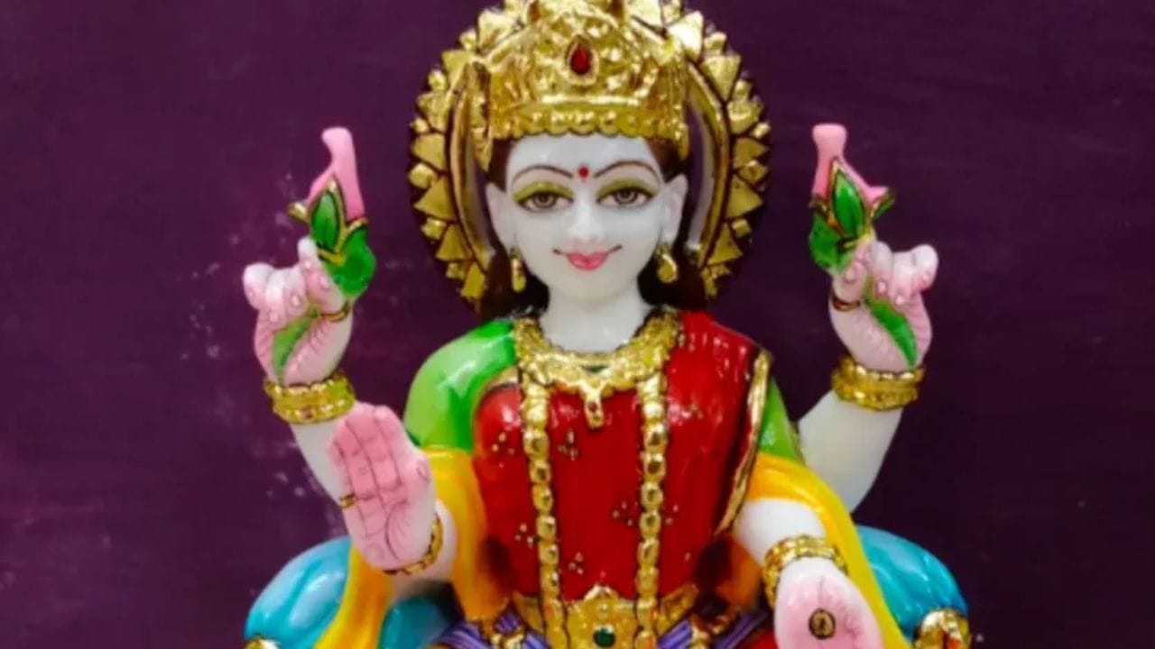 ધાર્મિક માન્યતાઓ અનુસાર, દેવી લક્ષ્મી સાંજે તમારા ઘરમાં પ્રવેશ કરે છે, તેથી લક્ષ્મીને પૈસા ઉછીના આપવા અશુભ માનવામાં આવે છે.