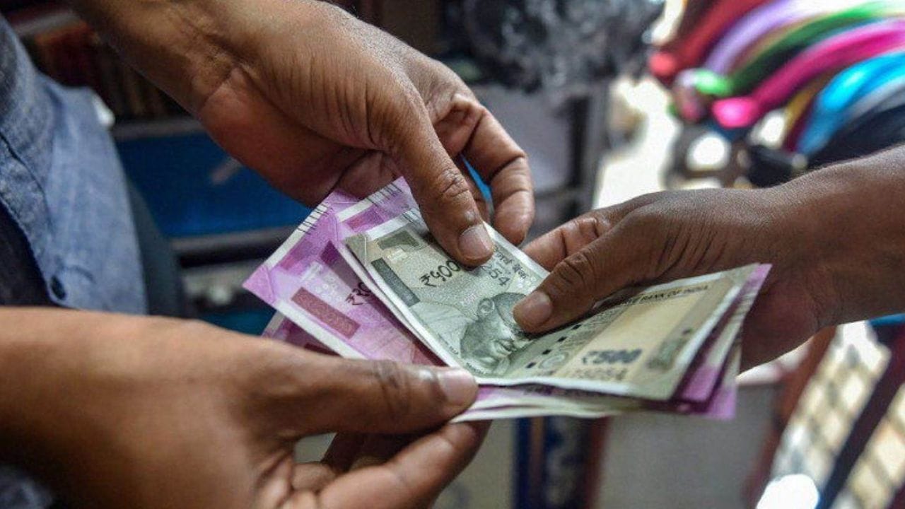 બુધવારે પૈસા ઉધાર આપવાનું પણ ટાળવું જોઈએ. બુધવારે પૈસા ઉધાર આપવાથી આર્થિક મુશ્કેલીઓનો સામનો કરવો પડી શકે છે.