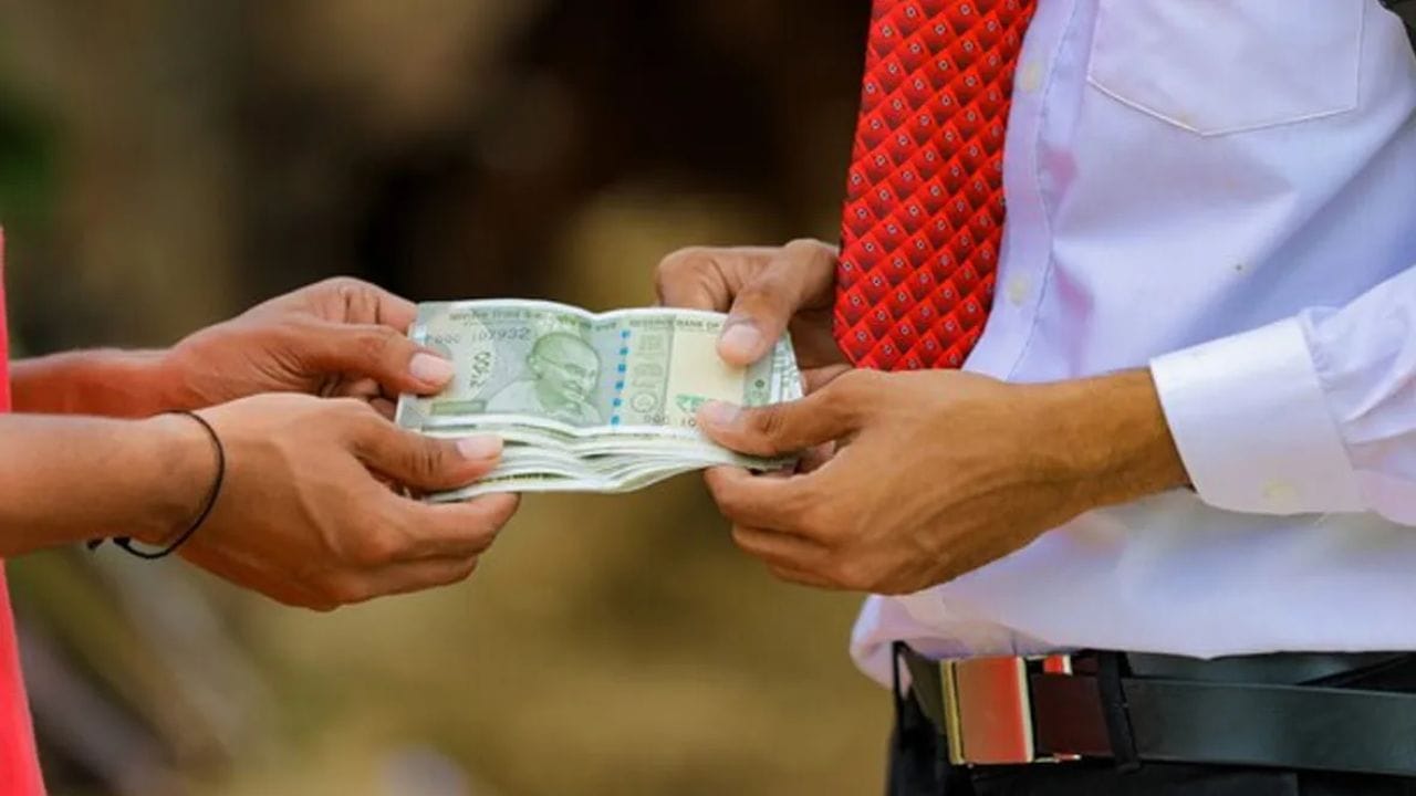 સૂર્યાસ્ત સમયે અથવા સૂર્ય અસ્ત થયા પછી કોઈને પૈસા ઉછીના ન આપો. આ સમય દરમિયાન ઉછીના આપેલા પૈસા ફસાઈ શકે છે.