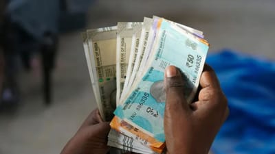 આપણે ઘણીવાર જરૂરિયાતના સમયે લોકોને મદદ કરીએ છીએ, અને સામાજિક જીવનમાં આ જરૂરી બની જાય છે. ક્યારેક, જ્યારે આપણને પૈસાની જરૂર હોય છે, ત્યારે આપણે પૈસા ઉછીના લઈએ છીએ અને જરૂરિયાતના સમયે બીજાઓને પણ પૈસા ઉછીના આપી મદદ કરીએ છીએ. જોકે, વાસ્તુ શાસ્ત્રમાં પૈસા ઉધાર આપવાને લઈને ચોક્કસ સમયનું વર્ણન કરવામાં આવ્યું છે, આ સમય દરમિયાન જો તમે પૈસા ઉધાર આપો છો તો પાછા મેળવવા મુશ્કેલ પડી શકે છે.