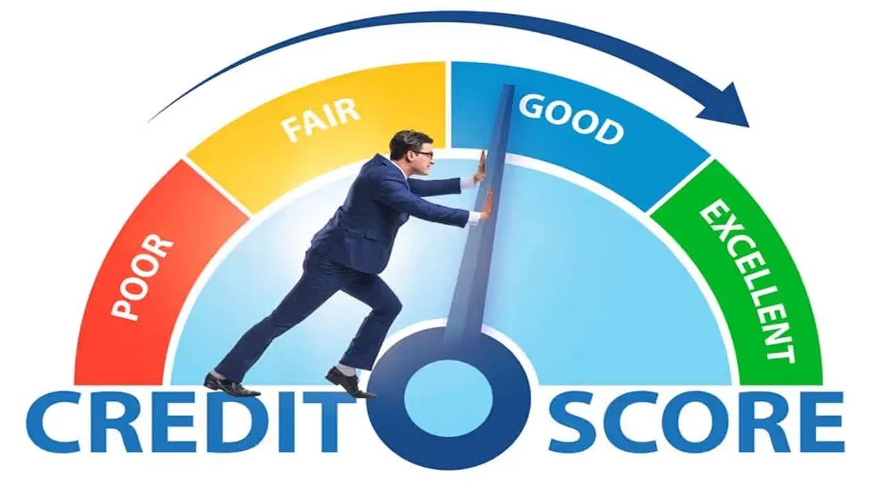 તમારા ક્રેડિટ કાર્ડની સંપૂર્ણ લિમિટ વાપરવી એ યોગ્ય રસ્તો નથી. ધ્યાન રાખો કે, તમારે તમારી લિમિટ મુજબ માત્ર 30% નો ઉપયોગ કરવો જોઈએ. આનાથી બેંક અને લોન આપનારા સમજશે કે, તમે રૂપિયા જવાબદારીથી ખર્ચી રહ્યા છો.