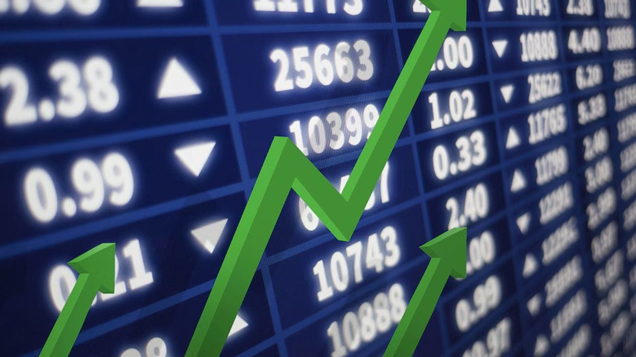 L&Tના શેર હાલમાં 33 વિશ્લેષકો આ શેર અંગે રાય આપી છે. આમાંથી, 28એ "Buy" રેટિંગ આપ્યું છે, 3એ "Hold" , અને 2 એ "sell" રેટિંગ આપ્યું છે. આ વિશ્લેષકોનો સરેરાશ લક્ષ્ય ભાવ વર્તમાન સ્તરોથી સ્ટોક માટે 12.2% ઉપરની સંભાવના સૂચવે છે.શુક્રવારે સવારે 10 વાગ્યે L&Tના શેર 1.86% વધીને ₹4,078.50 પર ટ્રેડ થઈ રહ્યા હતા. 2025 ની શરૂઆતથી, તેના શેરમાં લગભગ 11.2%નો વધારો થયો છે.