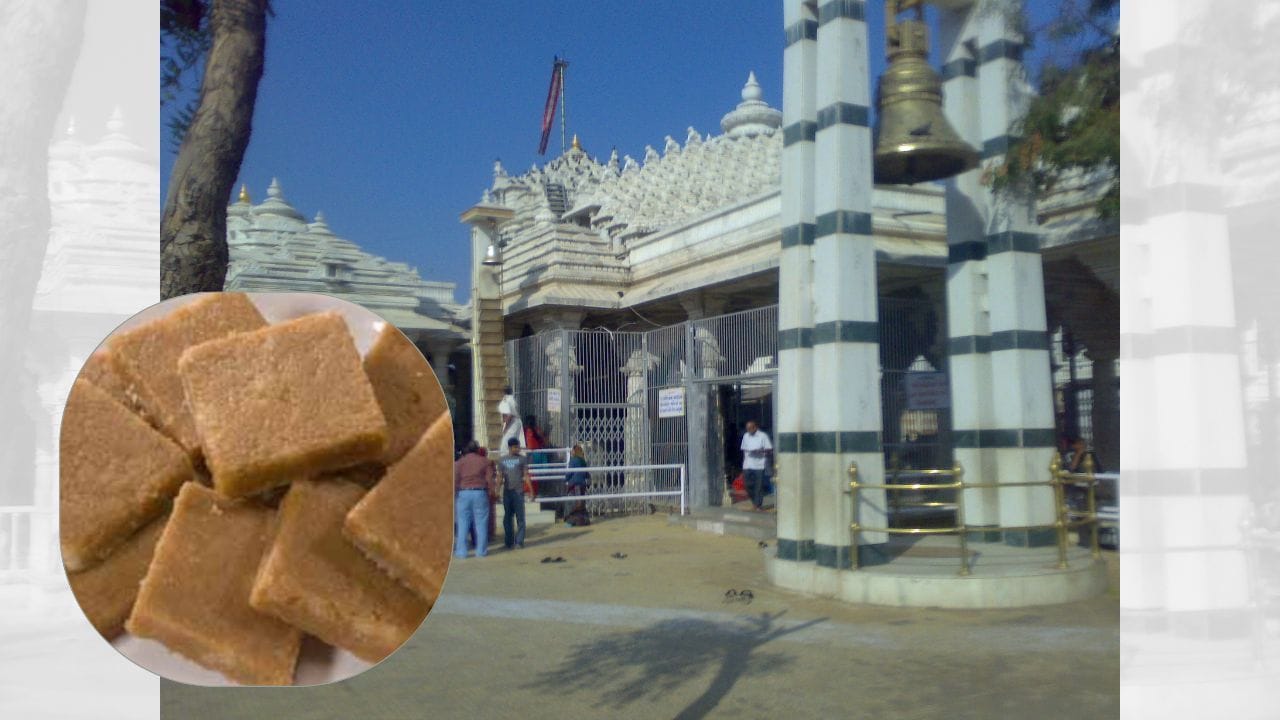 અહીં શ્રદ્ધાળુઓ ઘંટાકર્ણ મહાવીરને સુખડીનો નૈવેદ્ય અર્પણ કરે છે. અર્પણ બાદ આ પ્રસાદ મંદિર પરિસરમાં જ ગ્રહણ કરવામાં આવે છે, કારણ કે પરંપરા અનુસાર સુખડીને મંદિર સંકુલની બહાર લઈ જવાની મનાઈ છે. દર વર્ષે કાળી ચૌદશના પાવન દિવસે હવનના ધાર્મિક કાર્યક્રમમાં જોડાવા માટે અસંખ્ય ભક્તો મંદિરની મુલાકાત છે. (Credits: - Wikipedia)