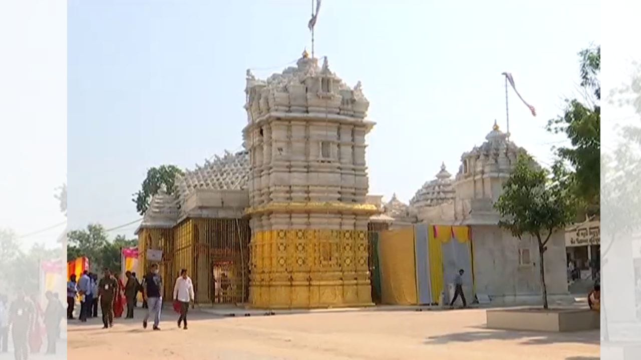 મહુડીનો ઇતિહાસ અનેક સદીઓ જૂનો માનવામાં આવે છે. સાબરમતી નદીના કિનારે વસેલું હોવાથી આ વિસ્તાર પ્રાચીન સમયમાં તપસ્યા અને સાધનાનું કેન્દ્ર રહ્યો હતો.