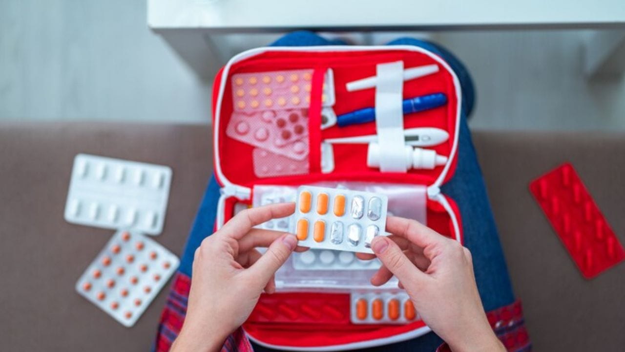 લોકો સૂતી વખતે માથા પાસે કે નજીકના ટેબલ પર દવાઓ રાખે છે જેથી જરૂર પડ્યે તરત જ લઈ શકાય. પરંતુ વાસ્તુ અનુસાર, ક્યારેય હેડબોર્ડ પાસે દવાઓ રાખવાની ભૂલ ન કરવી જોઈએ. આ પાછળનું કારણ અને દવાઓ રાખવાનું યોગ્ય સ્થાન જાણો.