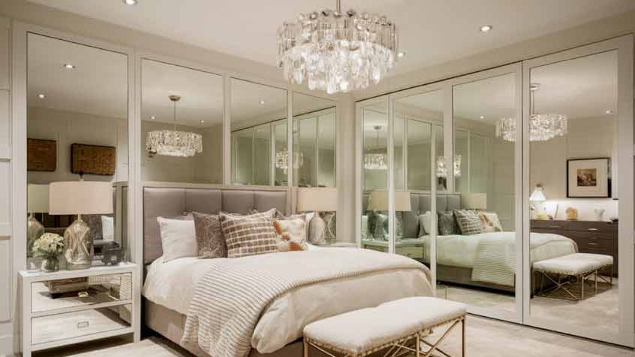 ઘરમાં બિનજરૂરી રીતે ઘણા બધા અરીસા રાખવાનું ટાળવું જોઈએ, ખાસ કરીને અરીસા સામ સામે હોય તો તે રૂમમાં મૂંઝવણ ઊભી કરે છે અને ઘરમાં નકારાત્મકતા લાગે છે. ખાસ કરીને બેડ રુમમાં અરીસો ના લગાવવો જોઈએ પણ જો છે તો રાતના સમયે ઢાંકી દેવો જોઈએ અને એકથી વધારે રુમમાં અરીસા ના રાખજો.