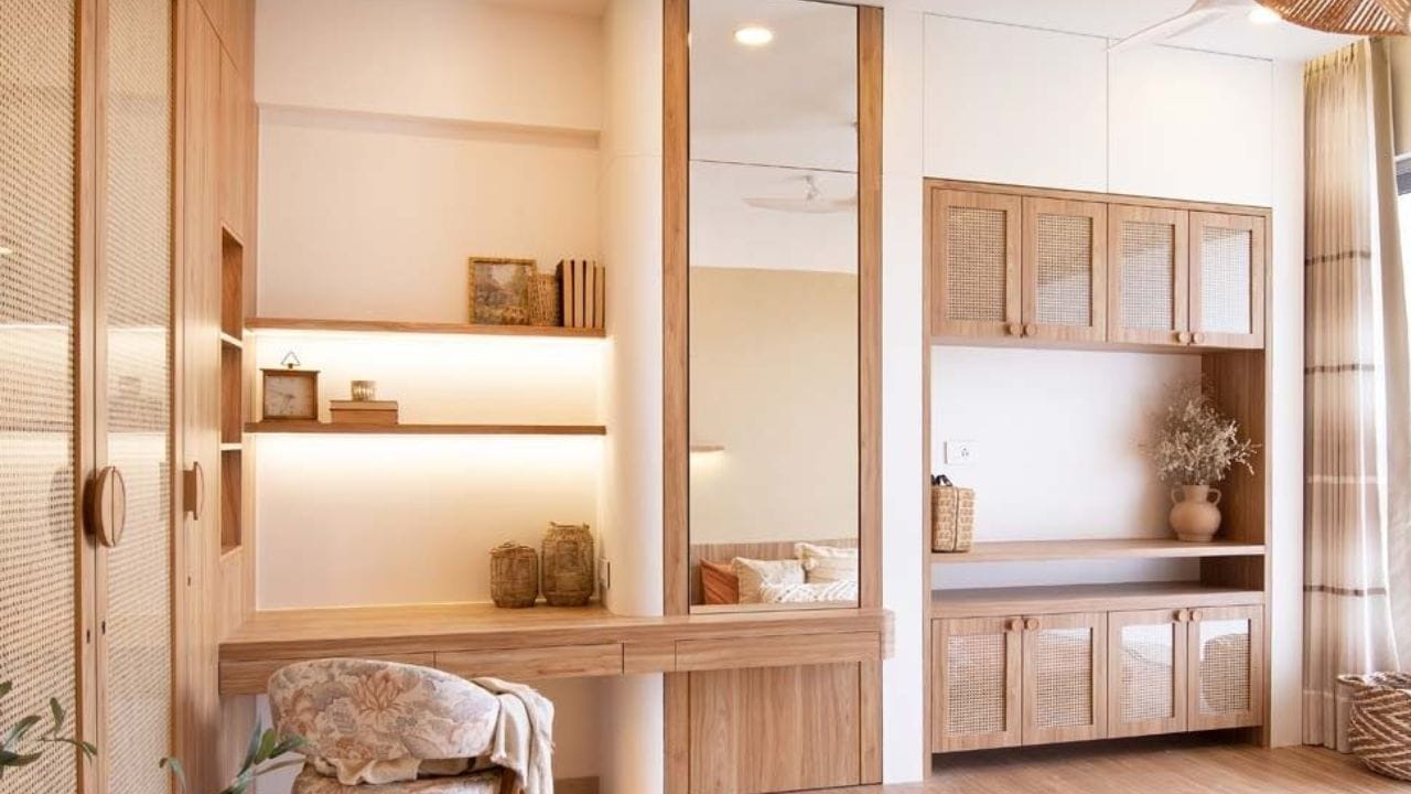 બે અરીસાઓ એકબીજાની સામે સીધા ન મૂકવા જોઈએ. આનાથી ઉર્જાનો વમળ ઉત્પન્ન થાય છે જે અશાંતિ અને ચિંતાનું કારણ બને છે.