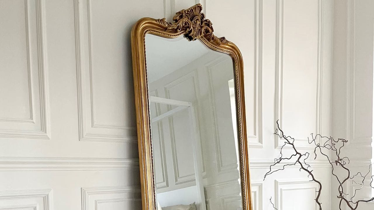 અરીસો: કોઈના હાથમાંથી અરીસો પડવો એ શુભ શુકન માનવામાં આવતું નથી. તે સંઘર્ષ, ચિંતા અને સંબંધોમાં ભંગાણ દર્શાવે છે. કેટલીક લોક માન્યતાઓ અનુસાર તૂટેલા અરીસાને પણ શુભ માનવામાં આવે છે. એવું કહેવાય છે કે અરીસો તૂટવાથી આવનારી મુશ્કેલીઓને શોષી લે છે.
