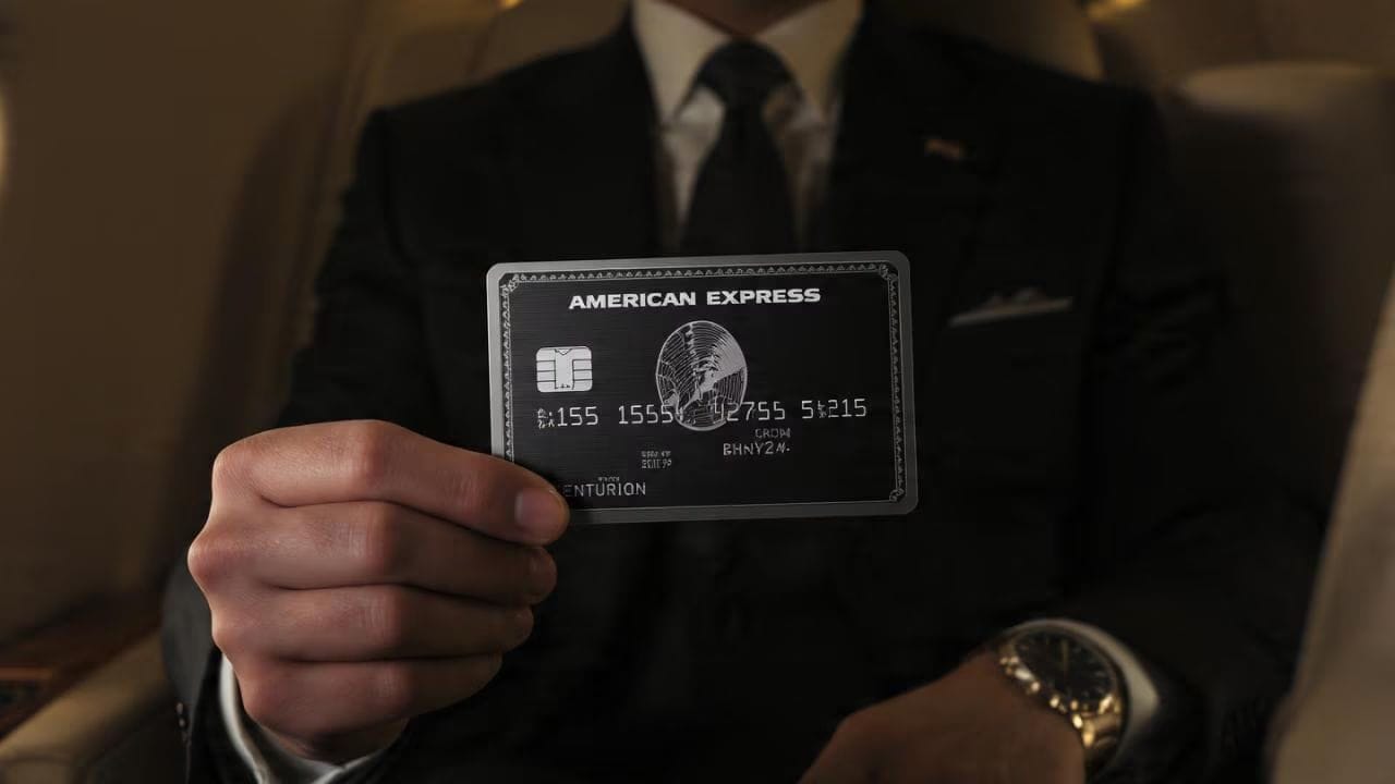 આ ઉપરાંત, તમારી પાસે ઉત્તમ ક્રેડિટ સ્કોર, ઉચ્ચ નેટવર્થ અને અમેરિકન એક્સપ્રેસ સાથે લાંબા સમયથી સંબંધ હોવો જોઈએ. તમે ક્યારેક અમેરિકન એક્સપ્રેસ વેબસાઇટ પર "આમંત્રણ વિનંતી" ફોર્મ ભરી શકો છો, પરંતુ મંજૂરી સંપૂર્ણપણે અમેરિકન એક્સપ્રેસના હાથમાં છે.