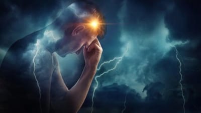 આસપાસના વાતાવરણમાં બે પ્રકારની ઉર્જા હોય છે. એક નકારાત્મક અને બીજી સકારાત્મક. આપણે બધા ઇચ્છીએ છીએ કે આપણા ઘર અને જીવનમાં સકારાત્મક પ્રવાહ રહે. જોકે, ક્યારેક અચાનક એક પછી એક સમસ્યાઓ ઊભી થાય છે, અને કામ પણ બગડી જાય છે. ઝઘડા અને દલીલો થાય છે, અને પરિવારના સભ્યો એક યા બીજા કારણોસર માનસિક તણાવનો અનુભવ કરે છે. આ બધી સમસ્યાઓ ઘરમાં નકારાત્મક ઉર્જાને કારણે થઈ શકે છે. વાસ્તુ શાસ્ત્ર અનેક પદ્ધતિનું વર્ણન કરે છે જે ઘરમાં નકારાત્મક ઉર્જા છે કે નહીં તે નક્કી કરવામાં મદદ કરી શકે છે. તો, ચાલો અહીં જાણીએ 