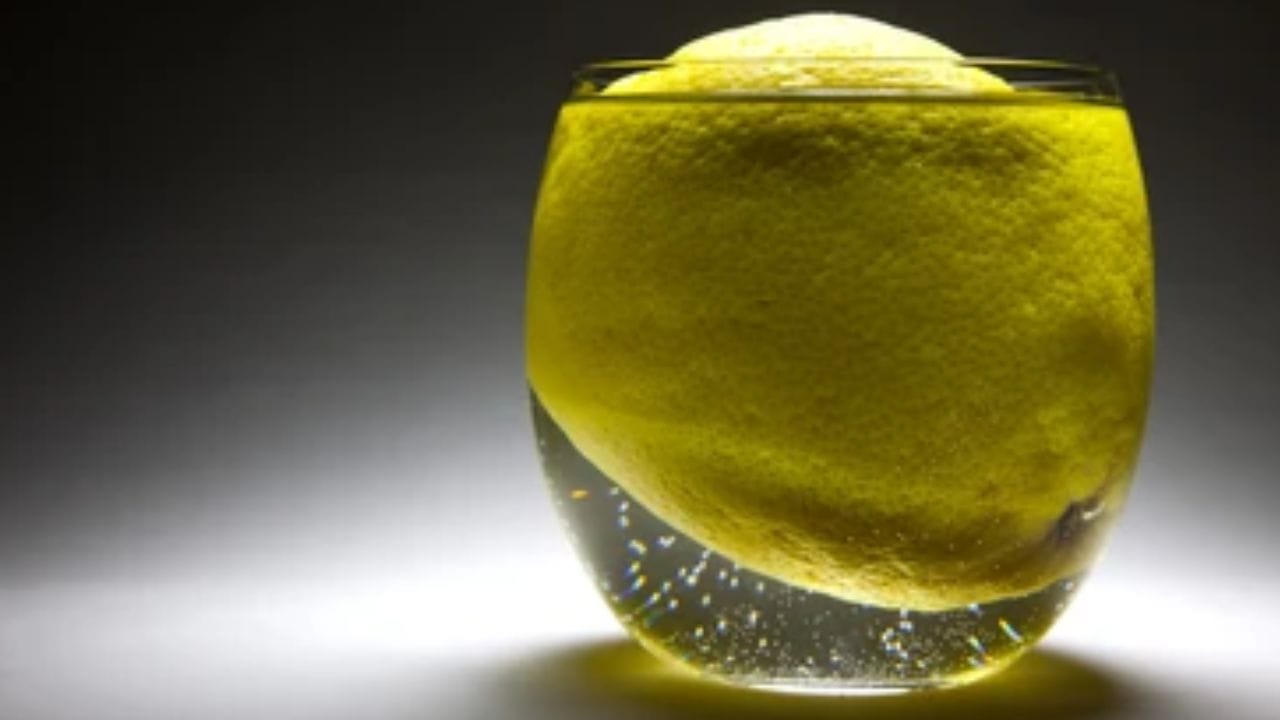 આ સિવાય બીજો ઉપાય છે એક ગ્લાસ લો અને તેને ઉપરથી સ્વચ્છ પાણીથી ભરો. ગ્લાસમાં લીંબુ મૂકો અને તેને 10-20 મિનિટ માટે રહેવા દો. જો લીંબુ પાણીમાં તરતું હોય, તો તેનો અર્થ એ છે કે તમારા ઘરમાં સકારાત્મક ઉર્જા છે. જો કે, જો લીંબુ ડૂબી જાય, તો તેનો અર્થ એ છે કે તમારા ઘરમાં નકારાત્મક ઉર્જા છે.