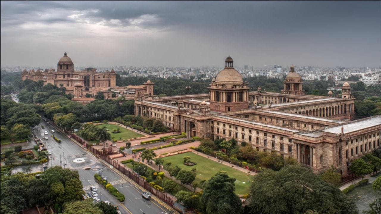 કેન્દ્રીય સચિવાલય, નવી દિલ્હી: મધ્ય દિલ્હીનો આ વિસ્તાર સંસદ, વડા પ્રધાનનું નિવાસસ્થાન, કેન્દ્રીય મંત્રાલયો અને અનેક મહત્વપૂર્ણ સરકારી વિભાગોનું ઘર છે. આને ધ્યાનમાં રાખીને, મધ્ય દિલ્હી વિસ્તારમાં વિમાન, હેલિકોપ્ટર અને ડ્રોન ઉડાવવા પર સખત પ્રતિબંધ છે. વધુમાં, આ રાજકીય કેન્દ્રમાં ઉચ્ચતમ સ્તરની સુરક્ષા સુનિશ્ચિત કરવા અને રાષ્ટ્રીય શાસનની સાતત્ય જાળવવા માટે કડક સુરક્ષા પગલાં લેવામાં આવ્યા છે.