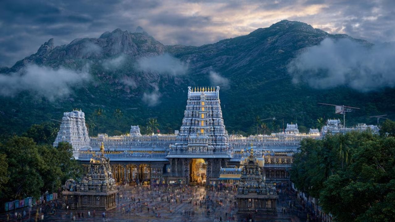 તિરુપતિમાં તિરુમાલા વેંકટેશ્વર મંદિર: તિરુપતિ મંદિર ભારતનું એક પ્રખ્યાત ધાર્મિક સ્થળ છે, જેની દરરોજ લાખો ભક્તો મુલાકાત લે છે. ભક્તોની સુરક્ષા સુનિશ્ચિત કરવા માટે, મંદિર ઉપરથી ઉડાન ભરવાને પ્રતિબંધિત વિસ્તાર જાહેર કરવામાં આવ્યો છે. આ નિયમન ધાર્મિક સ્થળોની સુરક્ષા માટે સંભવિત જોખમોને રોકવામાં મદદ કરશે.