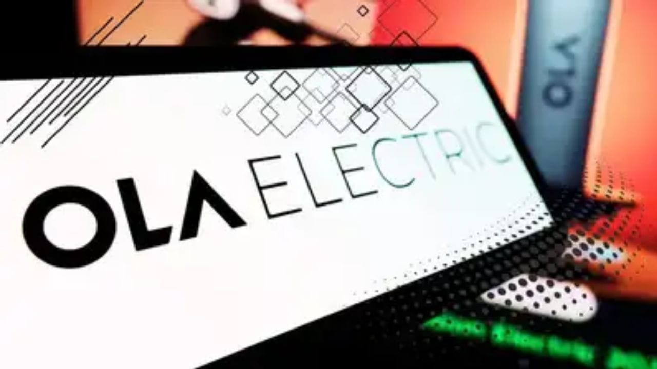 શેર કેમ આટલો ઘટી રહ્યો?: અહેવાલો દાવો કરે છે કે ઓલા ઇલેક્ટ્રિકનો સ્ટોક તેની IPO કિંમત (₹76) ના અડધાથી નીચે આવી ગયો છે અને હવે તે ₹35–36 ની આસપાસ ટ્રેડ કરી રહ્યો છે. ઘટાડાનું એક મુખ્ય કારણ છે ઘટતું છૂટક વેચાણ. ઓલા અગાઉ EV સ્કૂટર બજારમાં નંબર વન ખેલાડી હતું, પરંતુ હવે TVS, બજાજ અને Ather એ તેનો બજાર હિસ્સો છીનવી લીધો છે. આનો અર્થ એ છે કે ઓલાનો વિકાસ અટકી ગયો છે, જ્યારે સ્પર્ધકો ઝડપથી આગળ વધી રહ્યા છે.