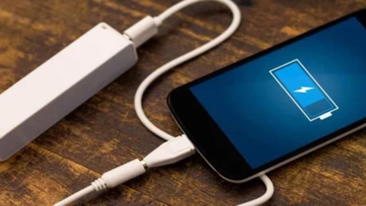 લેપટોપનું USB-C ચાર્જર ફોન ચાર્જ કરવા માટે સલામત છે, પરંતુ જો ચાર્જરમાં USB-C PD ટેકનોલોજીનું હોય તો જ. PD એટલે પાવર ડિલિવરી. સરળ શબ્દોમાં કહીએ તો, આ ટેકનોલોજી ચાર્જર અને ફોન વચ્ચે વાતચીત કરે છે. ફોન ચાર્જરને જણાવે છે કે તેને કેટલી શક્તિની જરૂર છે. 