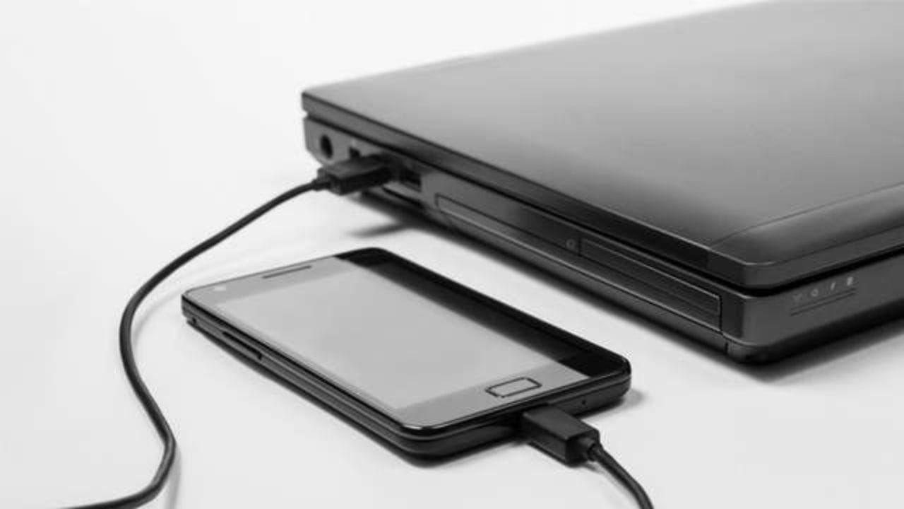 ચાર્જર પર PD લોગો શોધો. જો તેમાં લોગો હોય, તો તેનો અર્થ એ કે તે PD ને સપોર્ટ કરે છે. જો નહીં, તો ચાર્જરની પાછળના સ્પષ્ટીકરણો તપાસો. જો તે 5V, 9V, 15V, અથવા 20V જેવા બહુવિધ વોલ્ટેજ સૂચિબદ્ધ કરે છે, તો તેનો અર્થ એ કે તે PD ને સપોર્ટ કરે છે.